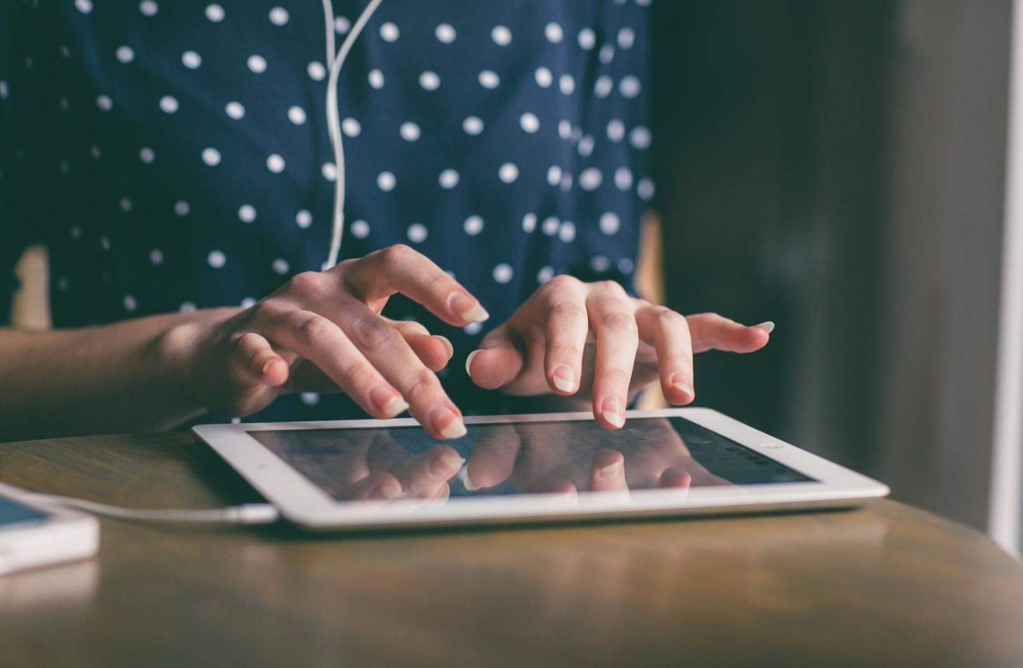 Persona trabajando en análisis financiero con calculadora y documentos